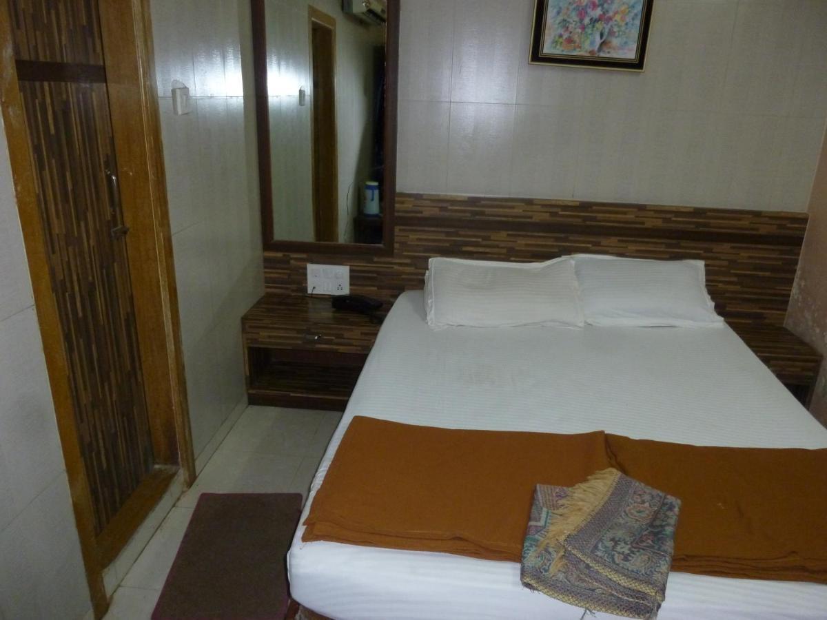 Hotel Orient Palace Mumbai Bagian luar foto
