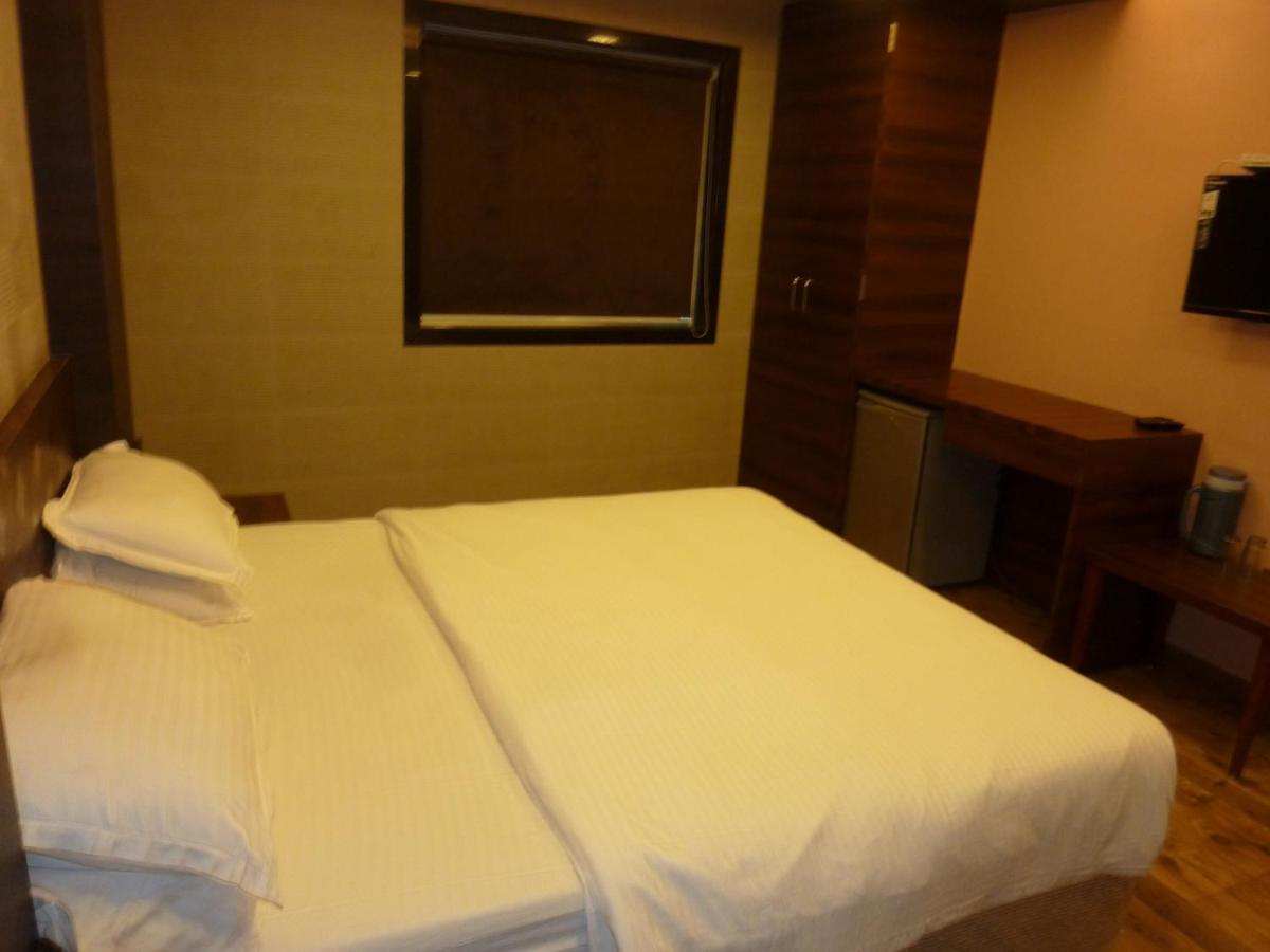 Hotel Orient Palace Mumbai Bagian luar foto
