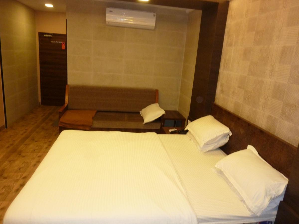 Hotel Orient Palace Mumbai Bagian luar foto