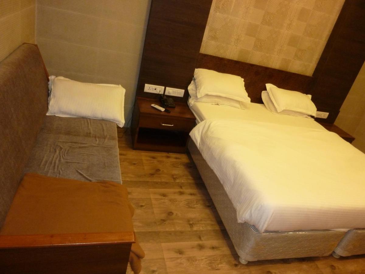 Hotel Orient Palace Mumbai Bagian luar foto